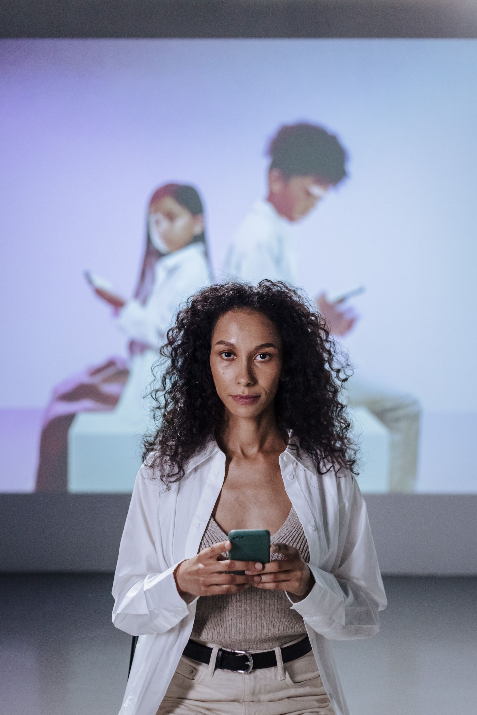Person telefoniert mit einem Smartphone